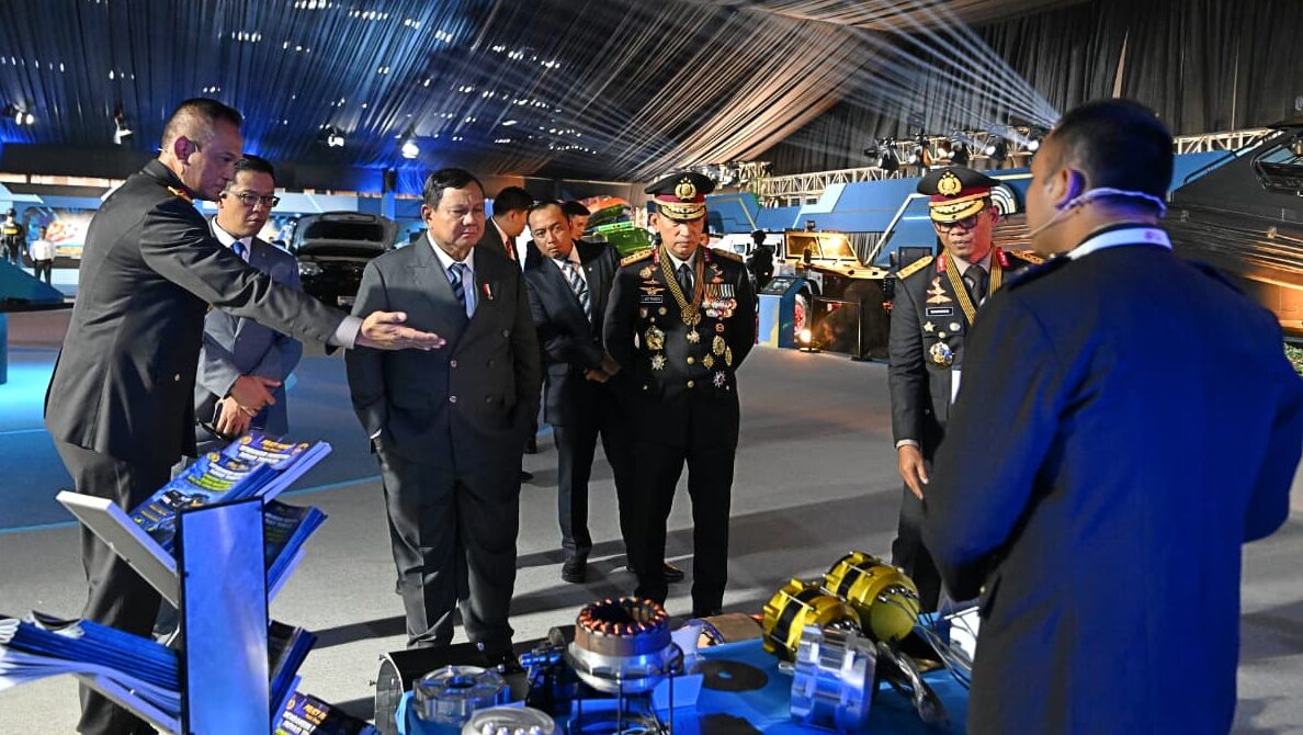 Presiden Prabowo Subianto meninjau Pameran Bhayangkara yang digelar dalam rangka Peringatan ke-80 Hari Bhayangkara Tahun 2026 di Lapangan Satuan Latihan Korbrimob, Cikeas, Kabupaten Bogor, pada Rabu, 1 Juli 2026. Foto: BPMI Setpres/Muchlis Jr