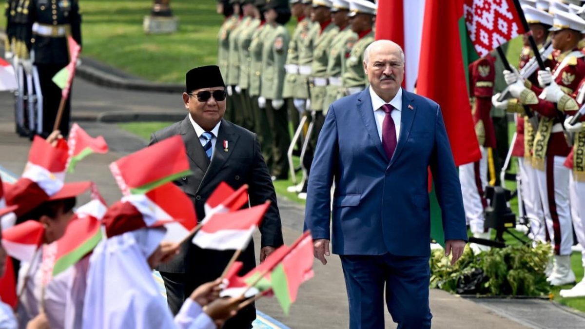 Presiden Prabowo Subianto menyambut kedatangan Presiden Republik Belarus Aleksandr Lukashenko dalam rangka kunjungan kenegaraan di Istana Merdeka, Jakarta, pada Kamis, 2 Juli 2026. Foto: BPMI Setpres/Cahyo