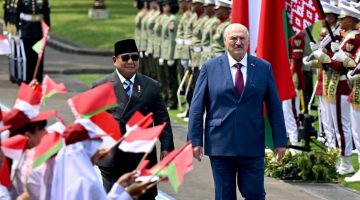 Presiden Prabowo Subianto menyambut kedatangan Presiden Republik Belarus Aleksandr Lukashenko dalam rangka kunjungan kenegaraan di Istana Merdeka, Jakarta, pada Kamis, 2 Juli 2026. Foto: BPMI Setpres/Cahyo