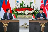 Presiden Prabowo Subianto menegaskan komitmen Indonesia dan Singapura untuk menjaga perdamaian kawasan serta memperkuat keamanan Selat Malaka dalam pertemuan Leader's Retreat bersama Perdana Menteri Singapura Lawrence Wong di Istana Merdeka, Senin (6/7/2026).