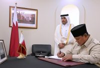 Presiden Prabowo Subianto menandatangani Book of Condolence atau buku duka cita di Kedutaan Besar Negara Qatar, Jakarta, pada Rabu, 15 Juli 2026. Foto: BPMI Setpres/Muchlis Jr