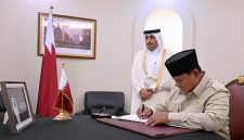 Presiden Prabowo Subianto menandatangani Book of Condolence atau buku duka cita di Kedutaan Besar Negara Qatar, Jakarta, pada Rabu, 15 Juli 2026. Foto: BPMI Setpres/Muchlis Jr