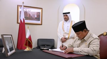 Presiden Prabowo Subianto menandatangani Book of Condolence atau buku duka cita di Kedutaan Besar Negara Qatar, Jakarta, pada Rabu, 15 Juli 2026. Foto: BPMI Setpres/Muchlis Jr