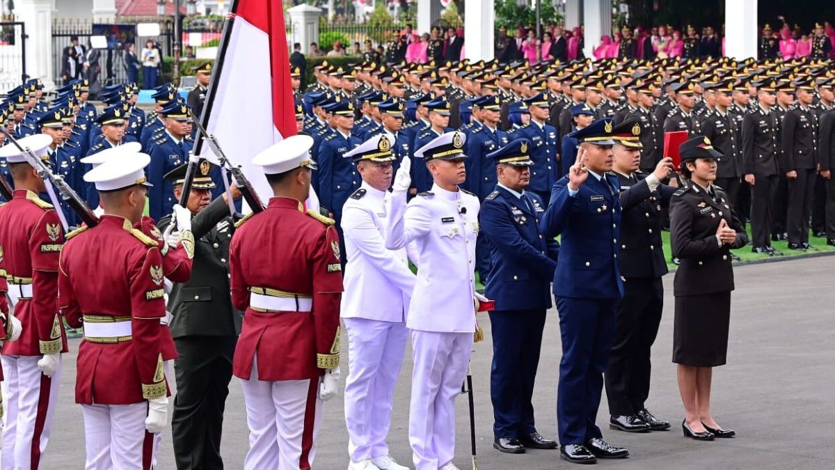 Presiden Prabowo Subianto memimpin Upacara Prasetya Perwira (Praspa) Tentara Nasional Indonesia (TNI) dan Kepolisian Negara Republik Indonesia (Polri) Tahun 2026 yang digelar di halaman depan Istana Merdeka, Jakarta, pada Rabu, 22 Juli 2026. Foto: BPMI Setpres/Muchlis Jr