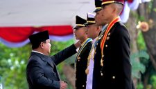 Presiden Prabowo Subianto memimpin Upacara Prasetya Perwira (Praspa) Tentara Nasional Indonesia (TNI) dan Kepolisian Negara Republik Indonesia (Polri) Tahun 2026 yang digelar di halaman depan Istana Merdeka, Jakarta, pada Rabu, 22 Juli 2026. Foto: BPMI Setpres/Rusman