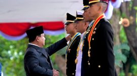 Presiden Prabowo Subianto memimpin Upacara Prasetya Perwira (Praspa) Tentara Nasional Indonesia (TNI) dan Kepolisian Negara Republik Indonesia (Polri) Tahun 2026 yang digelar di halaman depan Istana Merdeka, Jakarta, pada Rabu, 22 Juli 2026. Foto: BPMI Setpres/Rusman