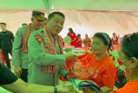 Kapolda Sulawesi Utara Irjen Pol Royke Harry Langie saat menyalurkan sembako.(ist)