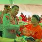 Kapolda Sulawesi Utara Irjen Pol Royke Harry Langie saat menyalurkan sembako.(ist)