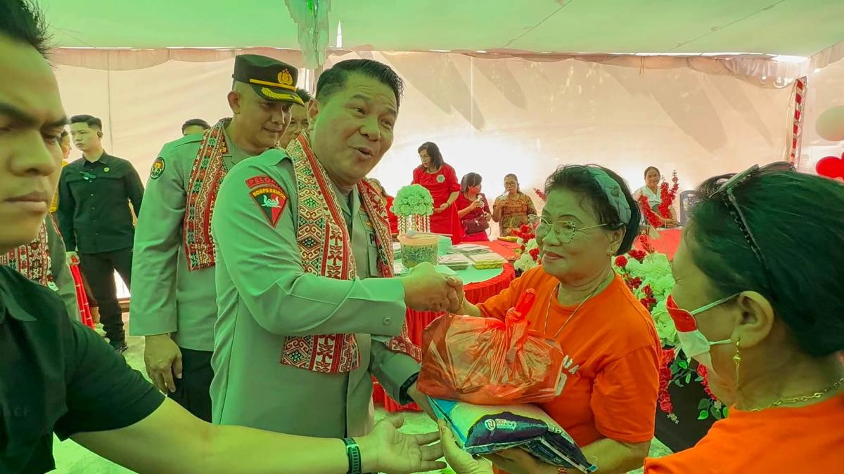 Kapolda Sulawesi Utara Irjen Pol Royke Harry Langie saat menyalurkan sembako.(ist)