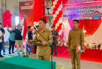 Bupati Franky Donny Wongkar, SH melantik Hukum Tua Desa Pakuweru Utara Lisa Taogan, SE dan Hukum Tua Desa Sapa Timur, Sudirman Damopolii, di GOR Desa Pakuweru Utara, Kecamatan Tenga, Selasa (4/8/2026).