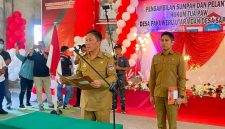 Bupati Franky Donny Wongkar, SH melantik Hukum Tua Desa Pakuweru Utara Lisa Taogan, SE dan Hukum Tua Desa Sapa Timur, Sudirman Damopolii, di GOR Desa Pakuweru Utara, Kecamatan Tenga, Selasa (4/8/2026).