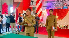 Bupati Franky Donny Wongkar, SH melantik Hukum Tua Desa Pakuweru Utara Lisa Taogan, SE dan Hukum Tua Desa Sapa Timur, Sudirman Damopolii, di GOR Desa Pakuweru Utara, Kecamatan Tenga, Selasa (4/8/2026).