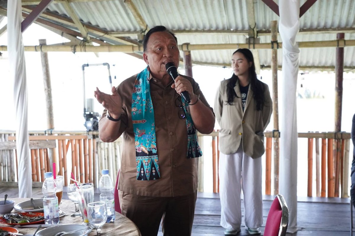 Bupati Robby saat menerima audiensi mahasiswa KKN UGM di Rumah Makan Pemandangan Minahasa. 