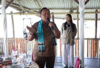 Bupati Robby saat menerima audiensi mahasiswa KKN UGM di Rumah Makan Pemandangan Minahasa. 