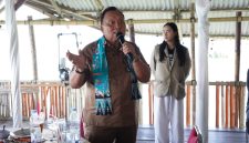 Bupati Robby saat menerima audiensi mahasiswa KKN UGM di Rumah Makan Pemandangan Minahasa. 