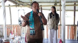 Bupati Robby saat menerima audiensi mahasiswa KKN UGM di Rumah Makan Pemandangan Minahasa. 