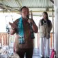 Bupati Robby saat menerima audiensi mahasiswa KKN UGM di Rumah Makan Pemandangan Minahasa. 