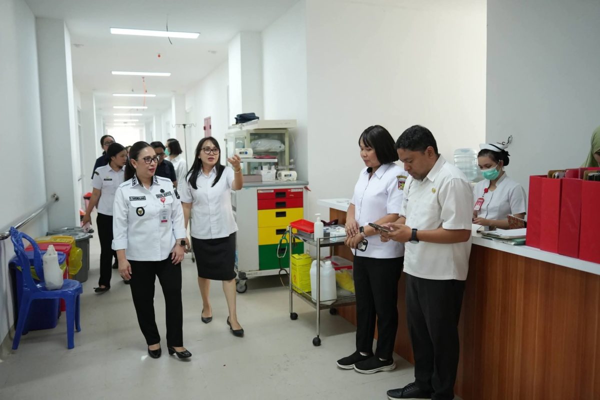 Foto Dok: Wakil Bupati Minahasa Vanda Sarundajang bersama Dirut dr. Nancy Mongdong. 