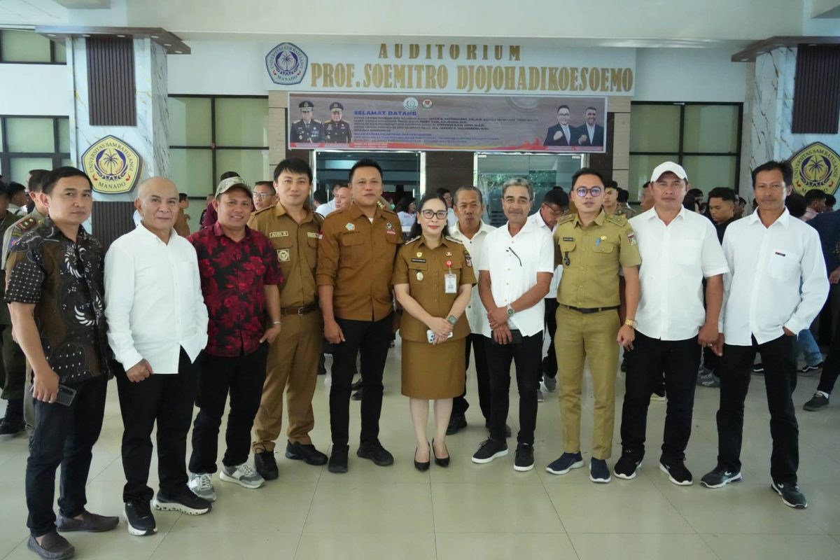 Foto Dok: Kiri (Hukum Tua Desa Leilem Tiga Johnly Tamuntuan) kedua kiri kameja putih tangan panjang (Hukum Tua Desa Kolongan atas Rudy Tendean), tengah (Wakil Bupati Minahasa Canda Sarundajang). 