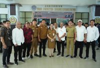 Foto Dok: Kiri (Hukum Tua Desa Leilem Tiga Johnly Tamuntuan) kedua kiri kameja putih tangan panjang (Hukum Tua Desa Kolongan atas Rudy Tendean), tengah (Wakil Bupati Minahasa Canda Sarundajang). 