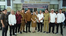 Foto Dok: Kiri (Hukum Tua Desa Leilem Tiga Johnly Tamuntuan) kedua kiri kameja putih tangan panjang (Hukum Tua Desa Kolongan atas Rudy Tendean), tengah (Wakil Bupati Minahasa Canda Sarundajang). 