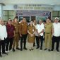 Foto Dok: Kiri (Hukum Tua Desa Leilem Tiga Johnly Tamuntuan) kedua kiri kameja putih tangan panjang (Hukum Tua Desa Kolongan atas Rudy Tendean), tengah (Wakil Bupati Minahasa Canda Sarundajang). 