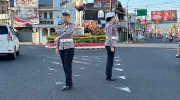 Pemandangan berbeda terlihat pagi di Kota Tomohon, sejumlah personel Polisi Wanita (Polwan) dari Polres Tomohon turun langsung di dua titik sibuk, depan SMP Stella Maris dan kawasan Patung Tololiu Matani, arus kendaraan diatur langsung untuk mengatur kelancaran arus lalu lintas pada Kamis (27/8/2026).