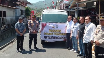 Sebagai bentuk kepedulian terhadap masyarakat yang terdampak musim kemarau, Polres Tomohon melaksanakan kegiatan bakti sosial berupa penyaluran air bersih kepada warga Kelurahan Tinoor 1, Kecamatan Tomohon Utara, pada Rabu (26/8/2026).