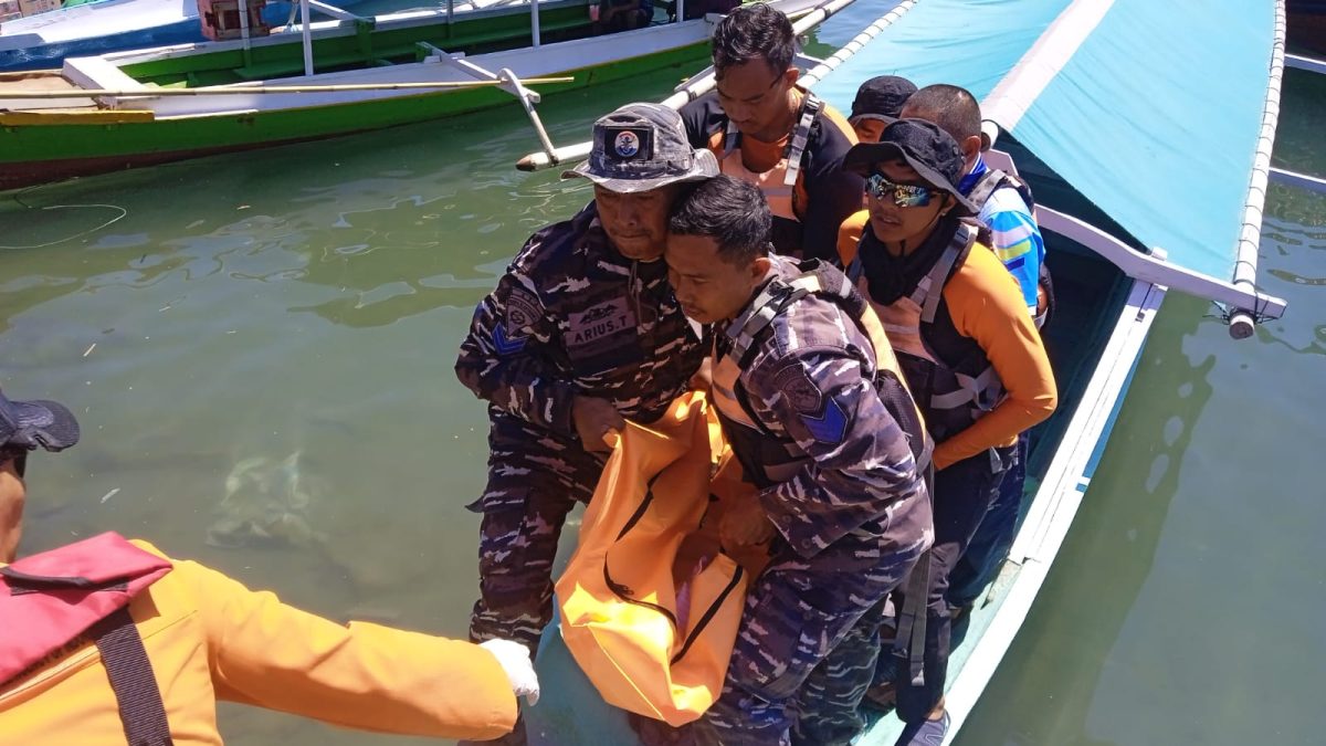Suasana liburan di Pantai Pulau Bogisa, Kabupaten Gorontalo Utara, berubah menjadi duka setelah seorang wisatawan lokal meninggal dunia akibat terseret arus laut, Minggu (2/8/2026) pagi dan tampak Dua Personel Posal Kwandang ikut mengevakuasi.(ist)