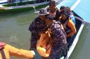 Suasana liburan di Pantai Pulau Bogisa, Kabupaten Gorontalo Utara, berubah menjadi duka setelah seorang wisatawan lokal meninggal dunia akibat terseret arus laut, Minggu (2/8/2026) pagi dan tampak Dua Personel Posal Kwandang ikut mengevakuasi.(ist)