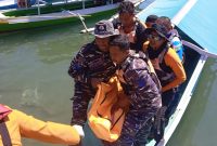 Suasana liburan di Pantai Pulau Bogisa, Kabupaten Gorontalo Utara, berubah menjadi duka setelah seorang wisatawan lokal meninggal dunia akibat terseret arus laut, Minggu (2/8/2026) pagi dan tampak Dua Personel Posal Kwandang ikut mengevakuasi.(ist)