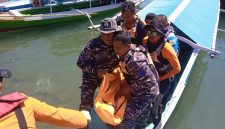 Suasana liburan di Pantai Pulau Bogisa, Kabupaten Gorontalo Utara, berubah menjadi duka setelah seorang wisatawan lokal meninggal dunia akibat terseret arus laut, Minggu (2/8/2026) pagi dan tampak Dua Personel Posal Kwandang ikut mengevakuasi.(ist)