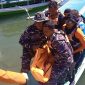 Suasana liburan di Pantai Pulau Bogisa, Kabupaten Gorontalo Utara, berubah menjadi duka setelah seorang wisatawan lokal meninggal dunia akibat terseret arus laut, Minggu (2/8/2026) pagi dan tampak Dua Personel Posal Kwandang ikut mengevakuasi.(ist)
