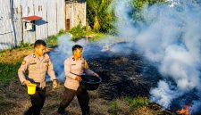 Kebakaran lahan alang-alang seluas sekitar satu hektare terjadi di Kelurahan Tuminting Lingkungan III, Kecamatan Tuminting, Kota Manado, Minggu (2/8/2026) pagi.