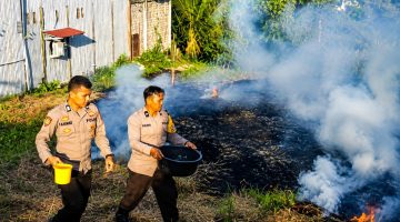 Kebakaran lahan alang-alang seluas sekitar satu hektare terjadi di Kelurahan Tuminting Lingkungan III, Kecamatan Tuminting, Kota Manado, Minggu (2/8/2026) pagi.