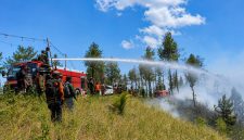 Kebakaran hutan yang melanda kawasan Hutan Lindung Gunung Soputan, Kabupaten Minahasa Tenggara, masih belum berhasil dipadamkan hingga Senin (3/8/2026).