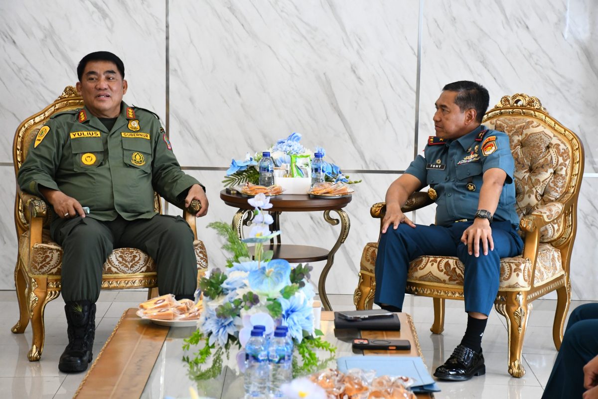 Audiensi antara Wakil Komandan Kodaeral VIII, Laksma TNI Tony Herdijanto, S.E., M.Sc., mewakili Dankodaeral VIII Laksda TNI Dery Triesananto Suhendi, dengan Gubernur Sulawesi Utara di Wisma Gubernuran Bumi Beringin, Manado, Selasa (4/8/2026).