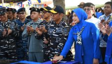 Komandan Kodaeral VIII Laksda TNI Dery Triesananto Suhendi, S.E., M.Tr.Opsla., didampingi Ketua Daerah Kodaeral VIII Gabungan Jalasenastri Koarmada RI Ny. Emy Dery T.S. meresmian Pos TNI Angkatan Laut (Pos TNI AL) Kema di Pantai Firdaus, Desa Kema 2, Kecamatan Kema, Kabupaten Minahasa Utara, Rabu (5/8/2026).