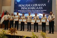 Kantor Wilayah Direktorat Jenderal Imigrasi Sulawesi Utara memberikan penghargaan kepada sejumlah Unit Pelaksana Teknis (UPT) yang mencatatkan kinerja terbaik pada Semester I Tahun 2026.(Foto:Yudi/Pilar)