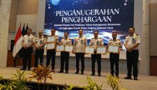 Kantor Wilayah Direktorat Jenderal Imigrasi Sulawesi Utara memberikan penghargaan kepada sejumlah Unit Pelaksana Teknis (UPT) yang mencatatkan kinerja terbaik pada Semester I Tahun 2026.(Foto:Yudi/Pilar)