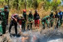 Brimob Polda Sulawesi Utara bersama TNI dan instansi terkait terus berupaya memadamkan kebakaran hutan dan lahan (karhutla) yang melanda kawasan lereng Gunung Soputan.