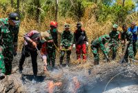 Brimob Polda Sulawesi Utara bersama TNI dan instansi terkait terus berupaya memadamkan kebakaran hutan dan lahan (karhutla) yang melanda kawasan lereng Gunung Soputan.