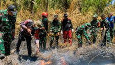 Brimob Polda Sulawesi Utara bersama TNI dan instansi terkait terus berupaya memadamkan kebakaran hutan dan lahan (karhutla) yang melanda kawasan lereng Gunung Soputan.