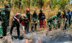 Brimob Polda Sulut dan TNI Berjibaku Padamkan Karhutla di Lereng Gunung Soputan