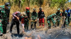 Brimob Polda Sulawesi Utara bersama TNI dan instansi terkait terus berupaya memadamkan kebakaran hutan dan lahan (karhutla) yang melanda kawasan lereng Gunung Soputan.