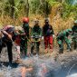 Brimob Polda Sulawesi Utara bersama TNI dan instansi terkait terus berupaya memadamkan kebakaran hutan dan lahan (karhutla) yang melanda kawasan lereng Gunung Soputan.