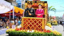 Polda Sulawesi Utara ikut menyemarakkan Tomohon International Flower Festival (TIFF) 2026 melalui parade kendaraan hias di Kota Tomohon, Sabtu (8/8/2026).