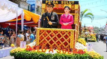 Polda Sulawesi Utara ikut menyemarakkan Tomohon International Flower Festival (TIFF) 2026 melalui parade kendaraan hias di Kota Tomohon, Sabtu (8/8/2026).