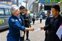 Biddokkes Polda Sulawesi Utara menyiagakan 11 tenaga medis dan tiga unit ambulans Polri untuk mendukung pelayanan kesehatan selama Tomohon International Flower Festival (TIFF) 2026, Sabtu (8/8/2026).