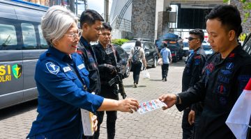 Biddokkes Polda Sulawesi Utara menyiagakan 11 tenaga medis dan tiga unit ambulans Polri untuk mendukung pelayanan kesehatan selama Tomohon International Flower Festival (TIFF) 2026, Sabtu (8/8/2026).